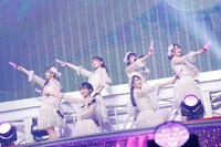 「推しのいる世界」を披露する山本杏奈、大場花菜、野口衣織、佐竹のん乃、瀧脇笙古、佐々木舞香。（写真提供：代々木アニメーション学院）