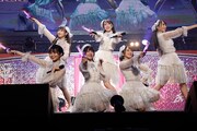 「推しのいる世界」を披露する大場花菜、山本杏奈、佐竹のん乃、野口衣織、佐々木舞香、瀧脇笙古。（写真提供：代々木アニメーション学院）