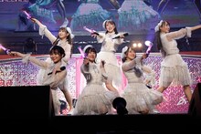 「推しのいる世界」を披露する大場花菜、山本杏奈、佐竹のん乃、野口衣織、佐々木舞香、瀧脇笙古。（写真提供：代々木アニメーション学院）
