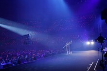 「流星群」を歌う高松瞳と齊藤なぎさ。（写真提供：代々木アニメーション学院）