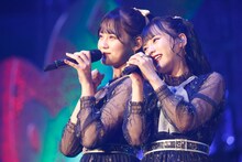 「流星群」を歌う高松瞳と齊藤なぎさ。（写真提供：代々木アニメーション学院）