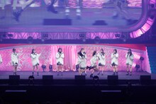 客席にウェーブを起こすためステージ上を走る野口衣織と山本杏奈。（写真提供：代々木アニメーション学院）