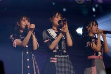 左から大谷映美里、高松瞳、齊藤なぎさ。（写真提供：代々木アニメーション学院）