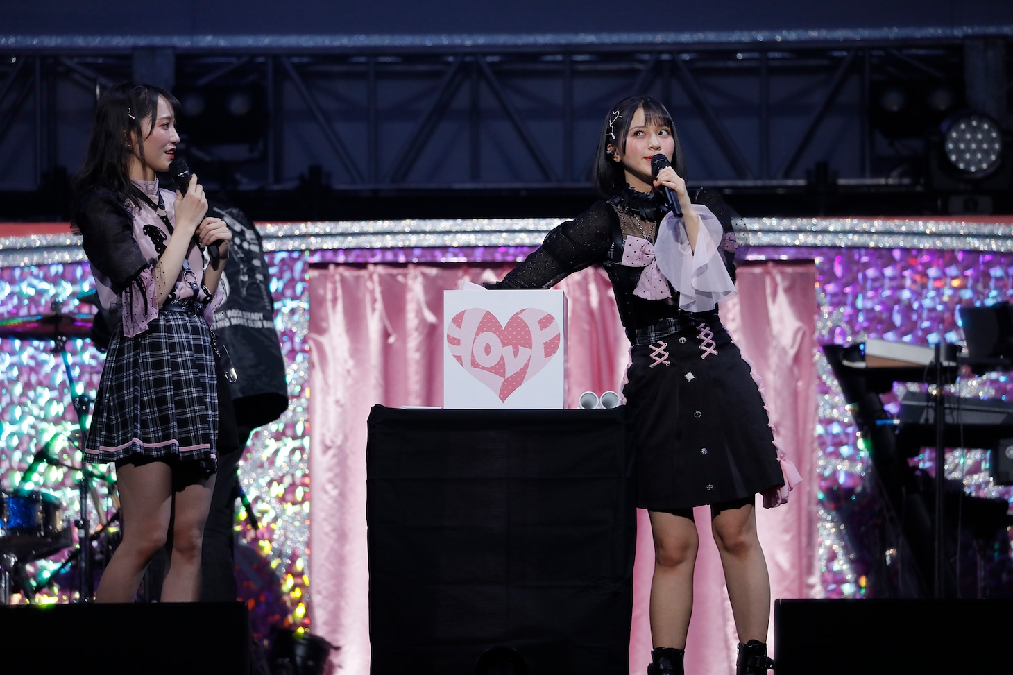 箱からメンバーへの質問が書かれた紙を引く佐々木舞香（右）。（写真提供：代々木アニメーション学院）