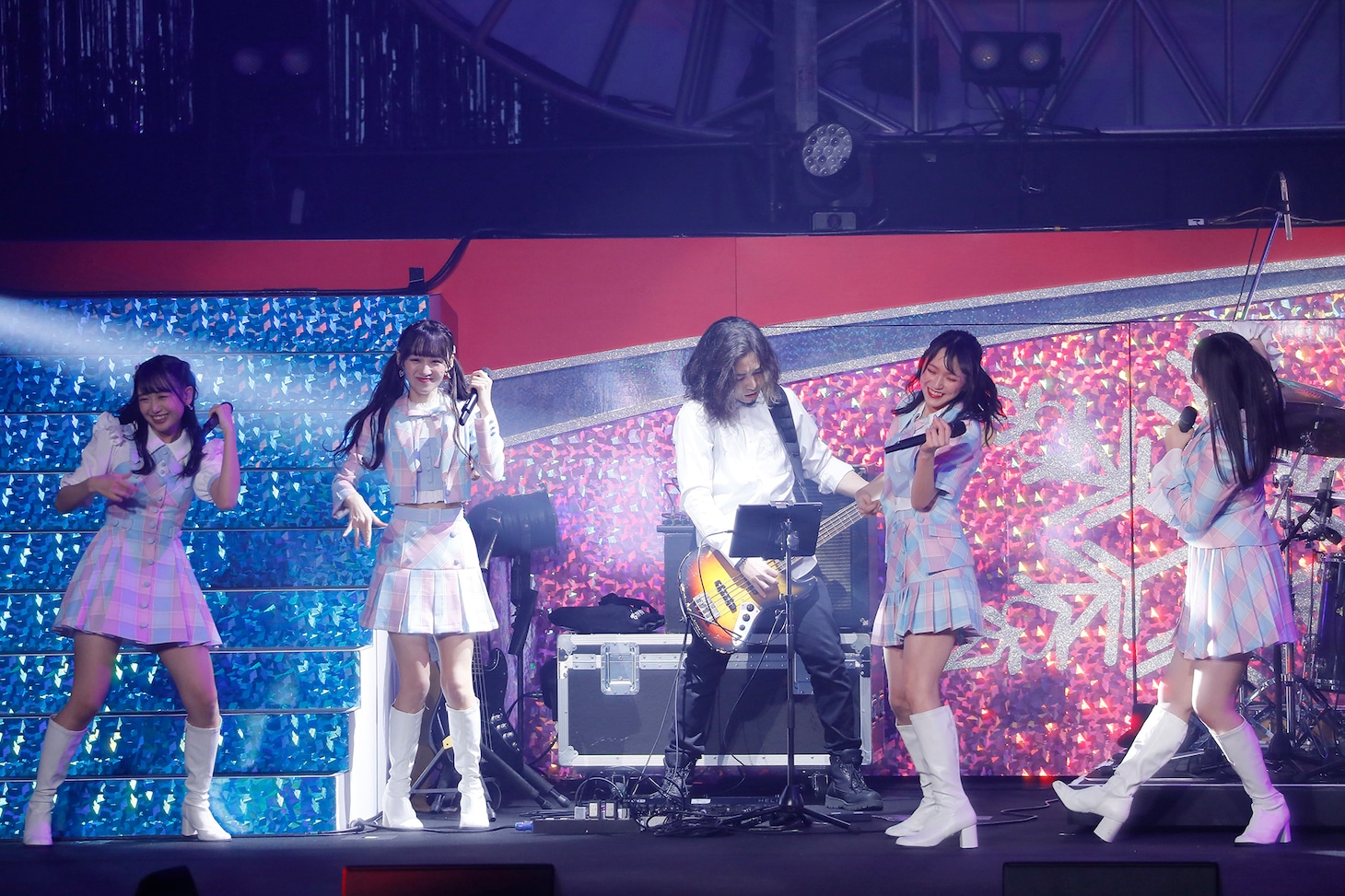 =LOVE「WINTER TOUR『You all are "My ideal"』」東京・日本武道館公演の様子。（写真提供：代々木アニメーション学院）