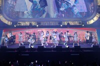 バンドの生演奏に合わせてパフォーマンスする=LOVE。（写真提供：代々木アニメーション学院）