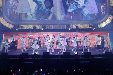 バンドの生演奏に合わせてパフォーマンスする=LOVE。（写真提供：代々木アニメーション学院）