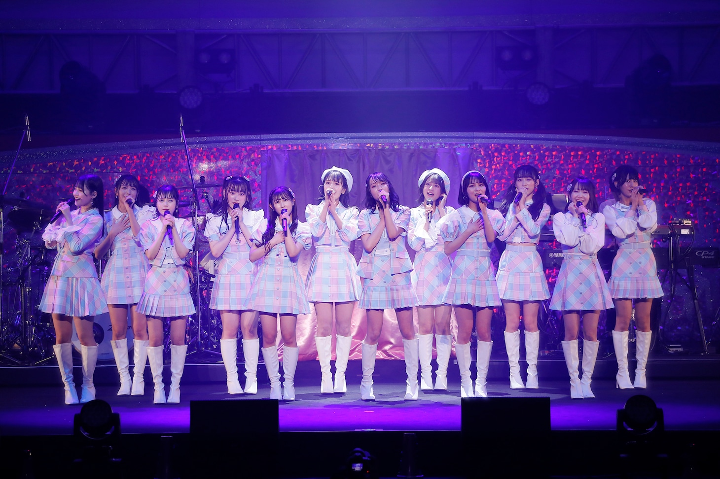 =LOVE「WINTER TOUR『You all are "My ideal"』」東京・日本武道館公演の様子。（写真提供：代々木アニメーション学院）