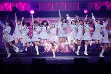 =LOVE「WINTER TOUR『You all are "My ideal"』」東京・日本武道館公演の様子。（写真提供：代々木アニメーション学院）