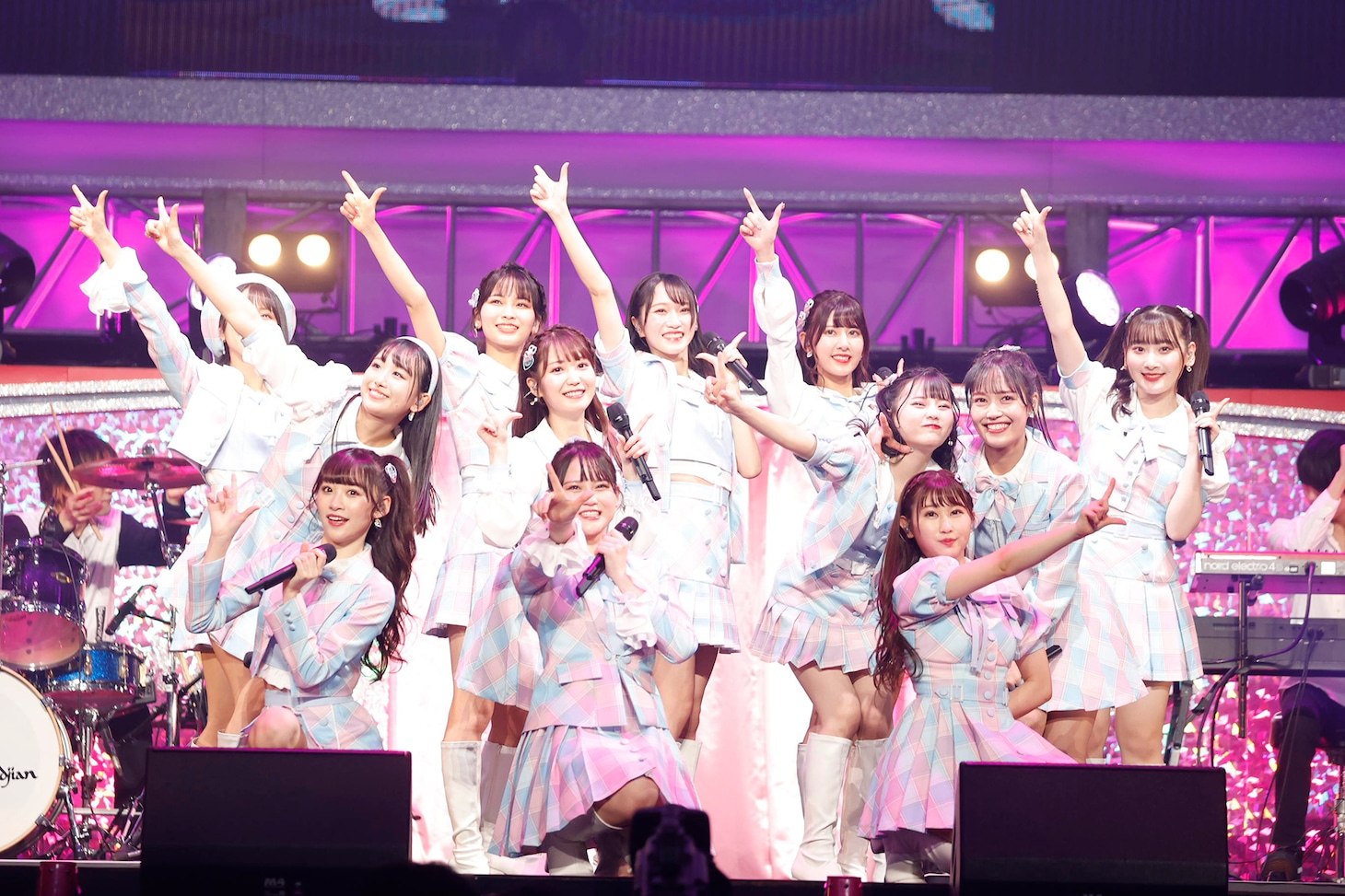 =LOVE「WINTER TOUR『You all are "My ideal"』」東京・日本武道館公演の様子。（写真提供：代々木アニメーション学院）