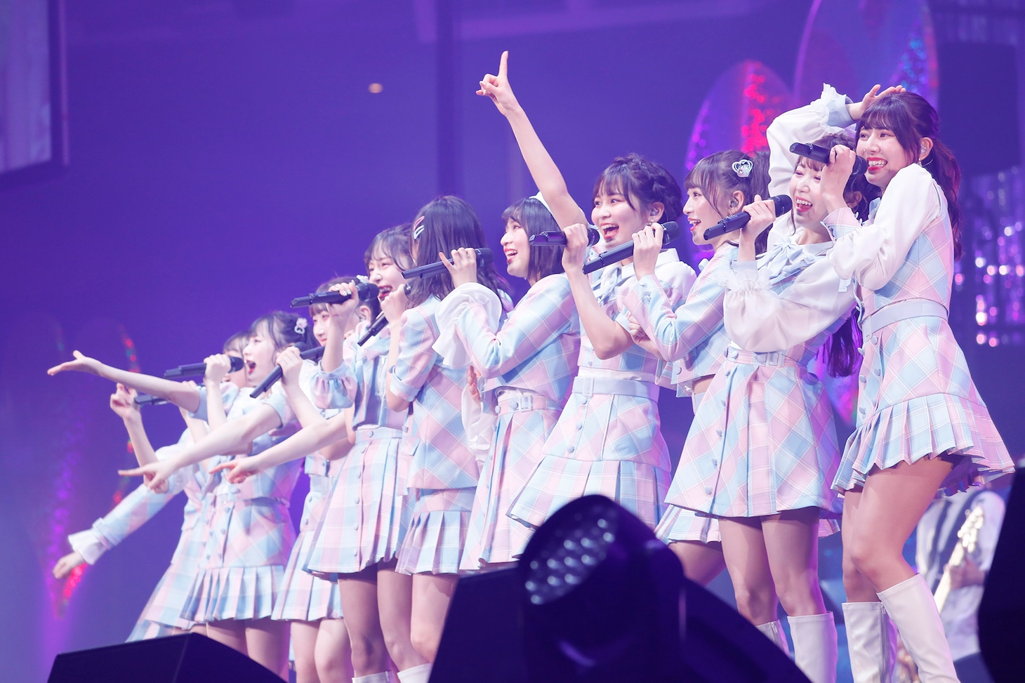 =LOVE「WINTER TOUR『You all are "My ideal"』」東京・日本武道館公演の様子。（写真提供：代々木アニメーション学院）
