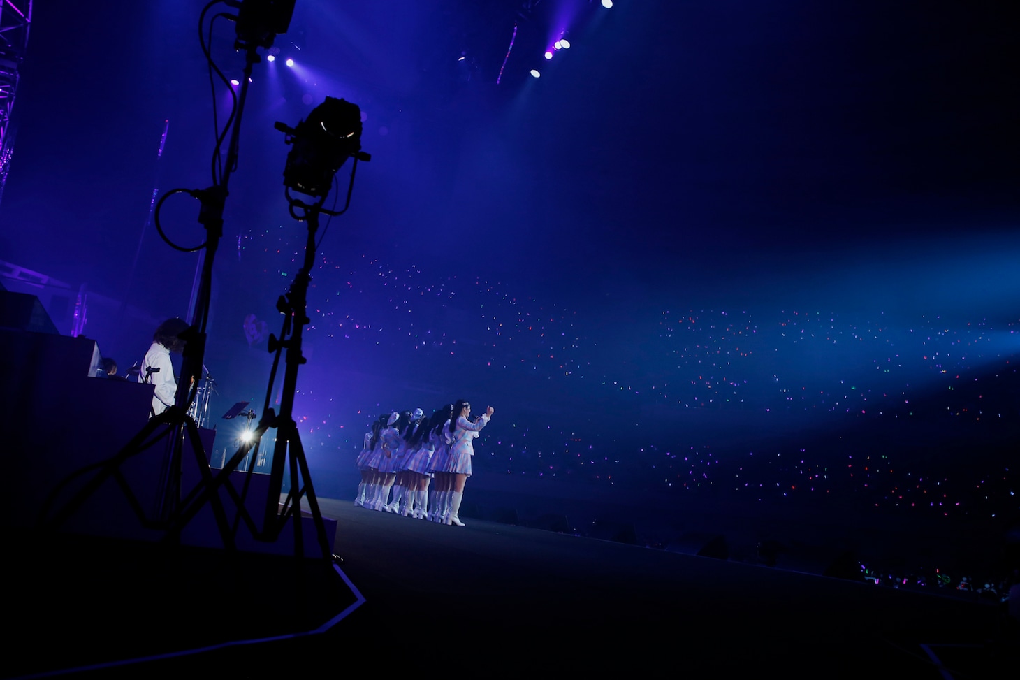=LOVE「WINTER TOUR『You all are "My ideal"』」東京・日本武道館公演の様子。（写真提供：代々木アニメーション学院）