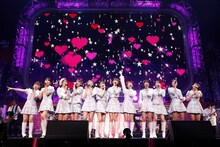 =LOVE「WINTER TOUR『You all are "My ideal"』」東京・日本武道館公演の様子。（写真提供：代々木アニメーション学院）