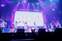=LOVE「WINTER TOUR『You all are "My ideal"』」東京・日本武道館公演の様子。（写真提供：代々木アニメーション学院）