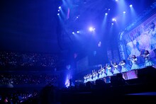 =LOVE「WINTER TOUR『You all are "My ideal"』」東京・日本武道館公演の様子。（写真提供：代々木アニメーション学院）