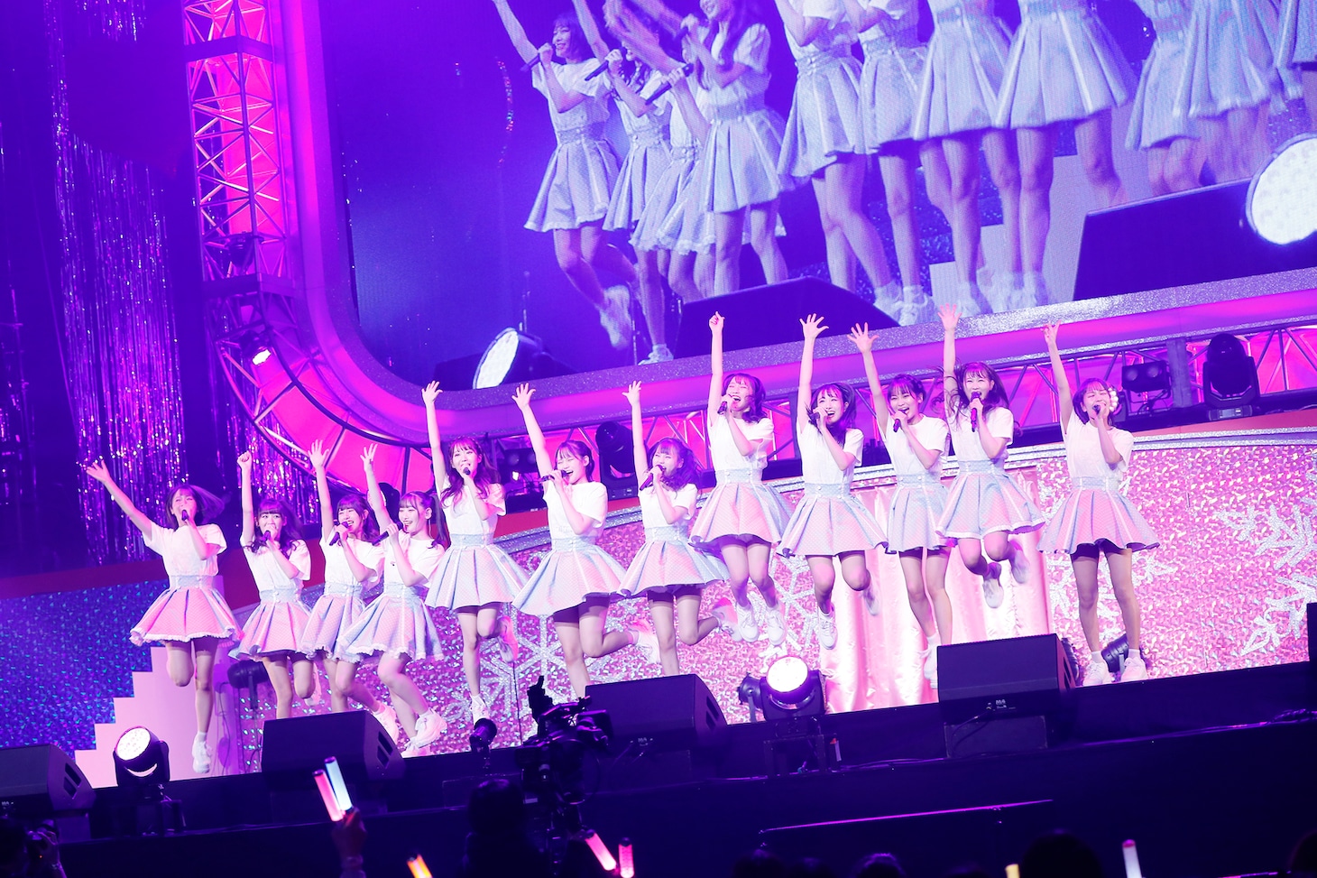 =LOVE「WINTER TOUR『You all are "My ideal"』」東京・日本武道館公演の様子。（写真提供：代々木アニメーション学院）