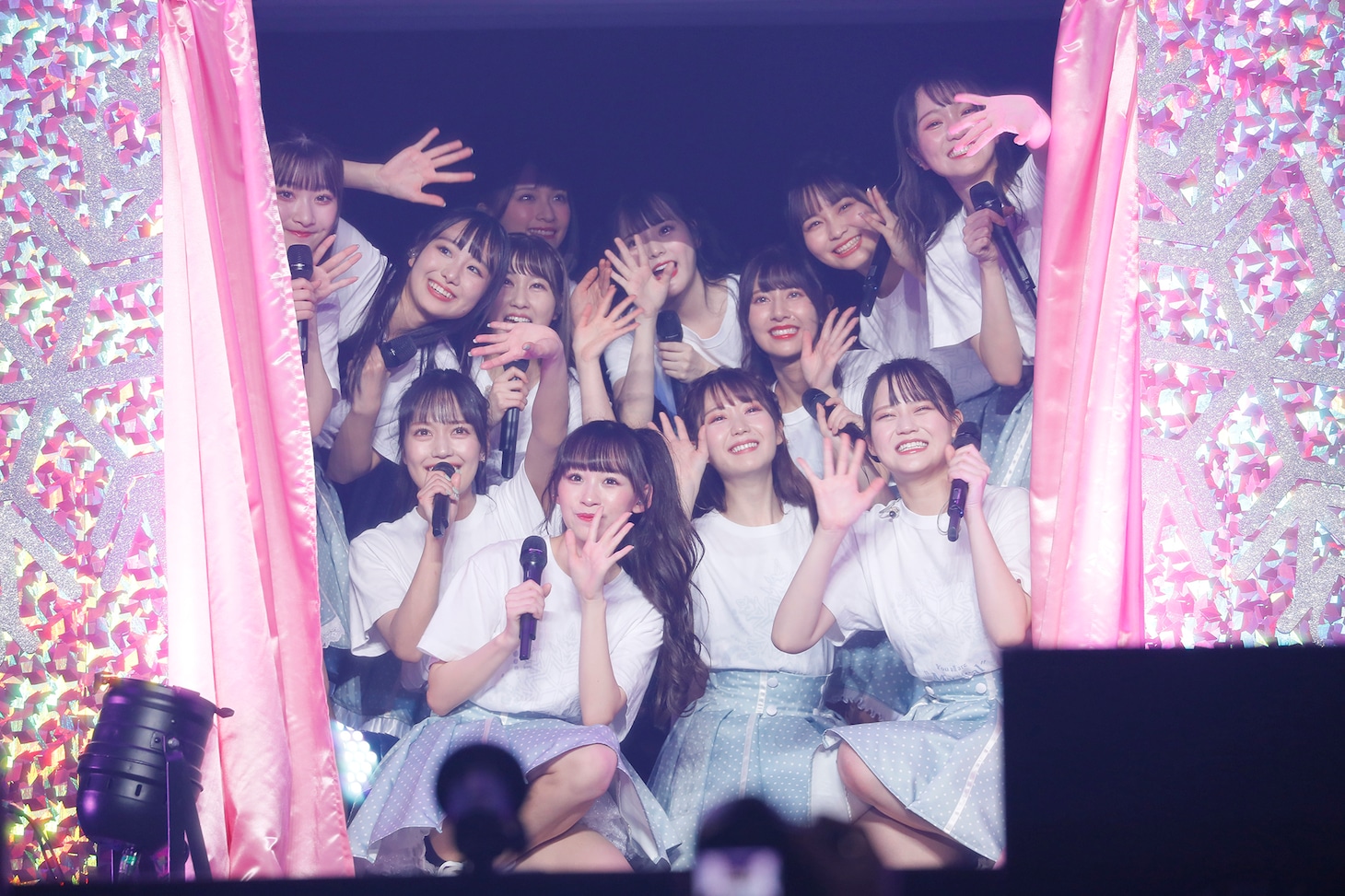 ファンに手を振りながら退場する＝LOVE。（写真提供：代々木アニメーション学院）