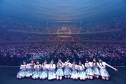 =LOVE「WINTER TOUR『You all are "My ideal"』」東京・日本武道館公演の初日に撮影された記念写真。（写真提供：代々木アニメーション学院）