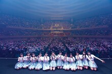 =LOVE「WINTER TOUR『You all are "My ideal"』」東京・日本武道館公演の初日に撮影された記念写真。（写真提供：代々木アニメーション学院）