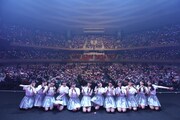 =LOVE「WINTER TOUR『You all are "My ideal"』」東京・日本武道館公演の2日目に撮影された記念写真。（写真提供：代々木アニメーション学院）
