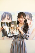 写真集のお気に入りのカットを見せる齊藤京子（日向坂46）。