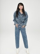 「Levi's RED」のコレクションを着用したあ〜ちゃん。