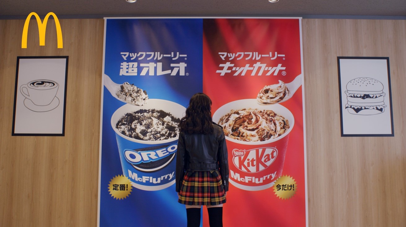 「マックフルーリー」テレビCM「どっちも、いっちゃう!?」編のワンシーン。