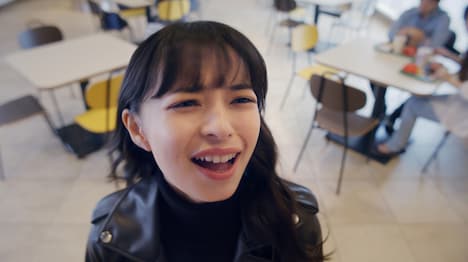 「マックフルーリー」テレビCM「どっちも、いっちゃう!?」編のワンシーン。