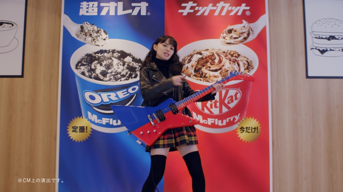 「マックフルーリー」テレビCM「どっちも、いっちゃう!?」編のワンシーン。