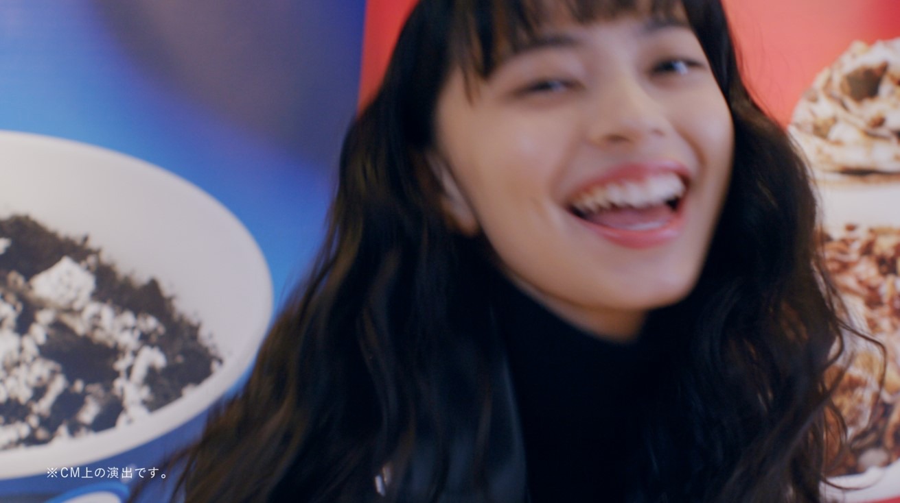 「マックフルーリー」テレビCM「どっちも、いっちゃう!?」編のワンシーン。