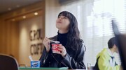「マックフルーリー」テレビCM「どっちも、いっちゃう!?」編のワンシーン。