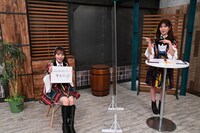 左からAKB48の向井地美音と宮崎美穂。