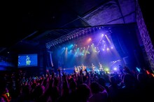 煌めき☆アンフォレントの新体制お披露目ツアー「新宇宙±ワープドライブII」初日公演の様子。（写真提供：日本コロムビア）