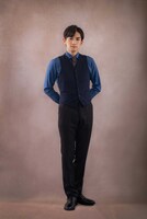 青年バーテンダー・雨宮涼一朗を演じる町田啓太 。(c)「西荻窪 三ツ星洋酒堂」製作委員会・MBS