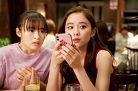 左から森七菜、堀田真由。(c)2021「ライアー×ライアー」製作委員会 (c)金田一蓮十郎 / 講談社