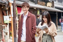 左から小関裕太、森七菜。(c)2021「ライアー×ライアー」製作委員会 (c)金田一蓮十郎 / 講談社