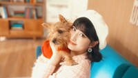 「Superhero (Special Version) [with MOMO]」より。MOMOと愛犬のブー。