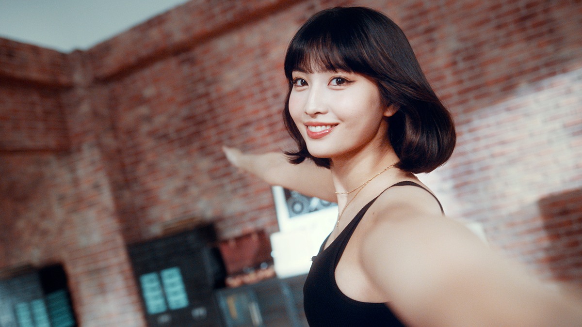 「Superhero (Special Version) [with MOMO]」より。