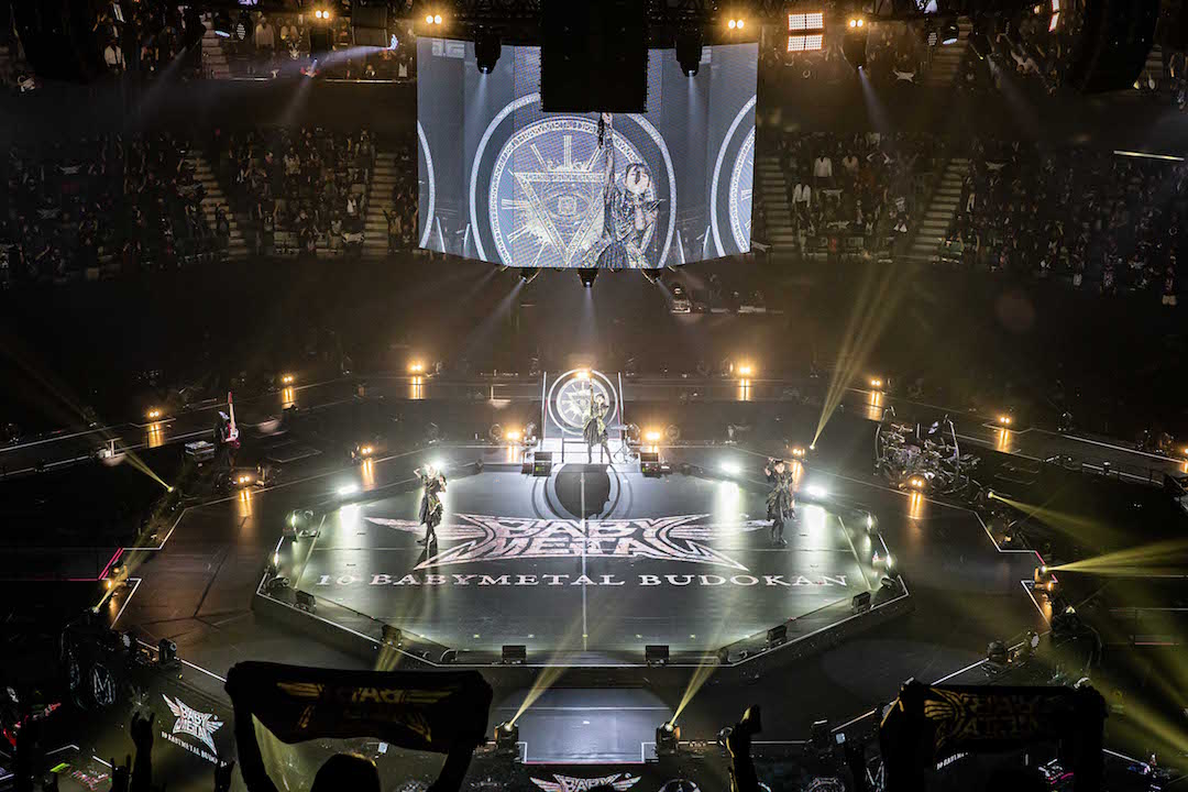 BABYMETAL「10 BABYMETAL BUDOKAN」1月19日公演より。（Photo by Taku Fujii）