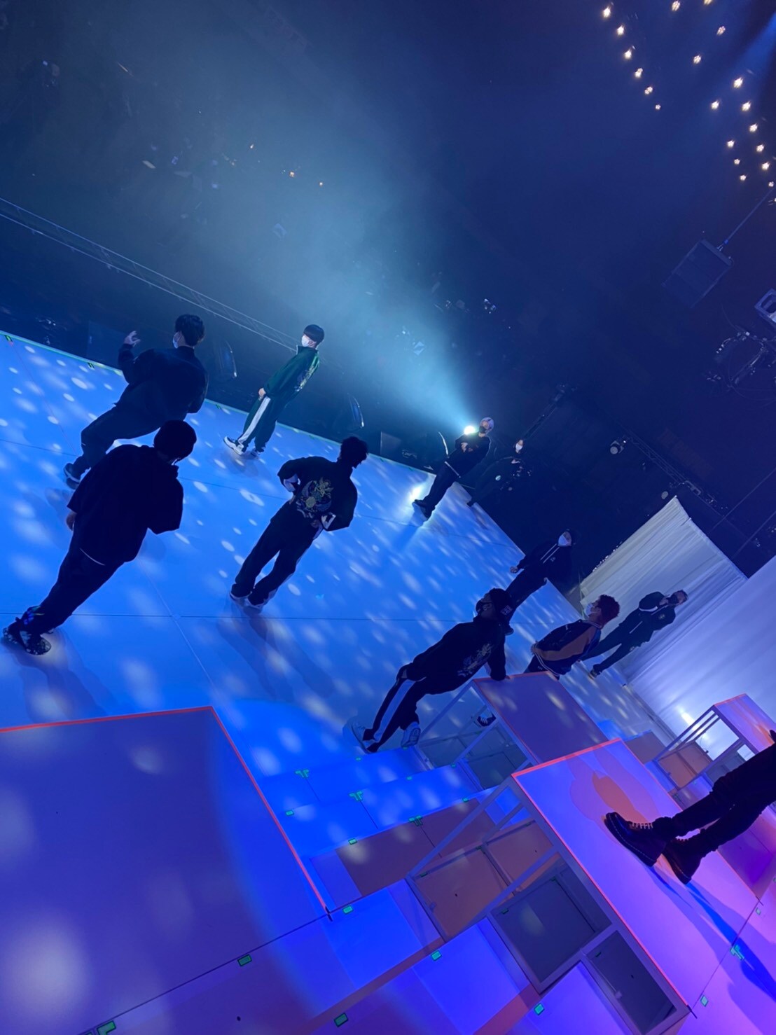 LIVE×ONLINEのリハーサル時の僕目線の1枚！ 画面越しでも皆さんに想いが届くように。最後の最後まで細かな部分までこだわって確認しています！ 急遽の変更なんていつものこと！！