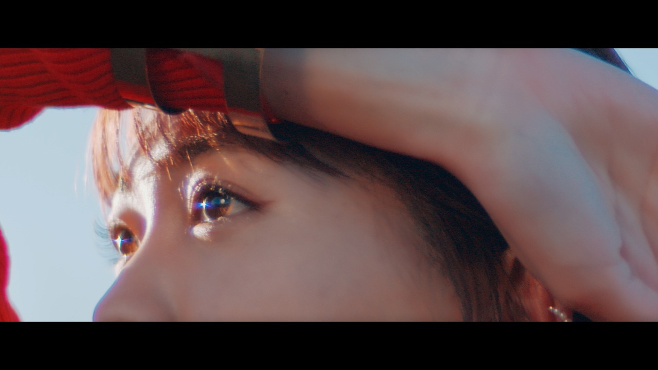 斉藤朱夏「セカイノハテ」ミュージックビデオのワンシーン。