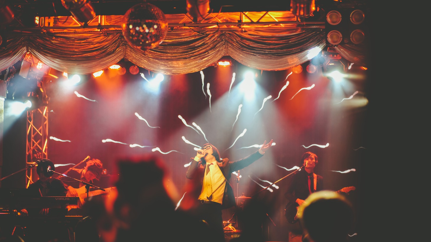 12月23日に行われた「LIVE AVANTDEMIC」の様子。(c)domudomu