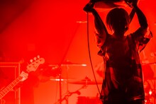 シノダ（Vo, G）（撮影：西槇太一）