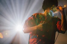 シノダ（Vo, G）（撮影：西槇太一）