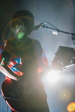 シノダ（Vo, G）（撮影：西槇太一）