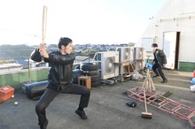 日本テレビ系ドラマ「レッドアイズ 監視捜査班」より、般若演じる凶悪犯・漆川卓也が「ガニマタ打法」でバットを構えるシーン。(c)日本テレビ