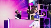 DE DE MOUSE（奥）とKizuna AI（手前）。