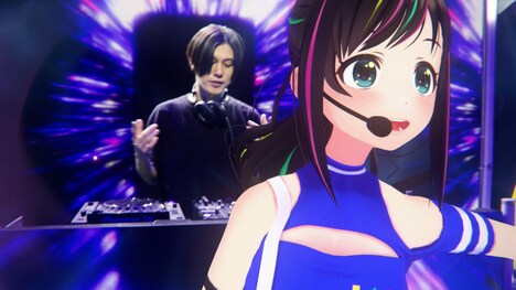 DE DE MOUSE（奥）とKizuna AI（手前）。