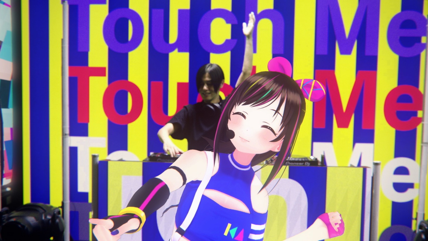 DE DE MOUSE（奥）とKizuna AI（手前）。