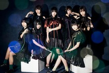 BenjaminJasmine。下段左から2番目が吉永杏菜、上段右端が成瀬朋香、左端が高松愛莉。